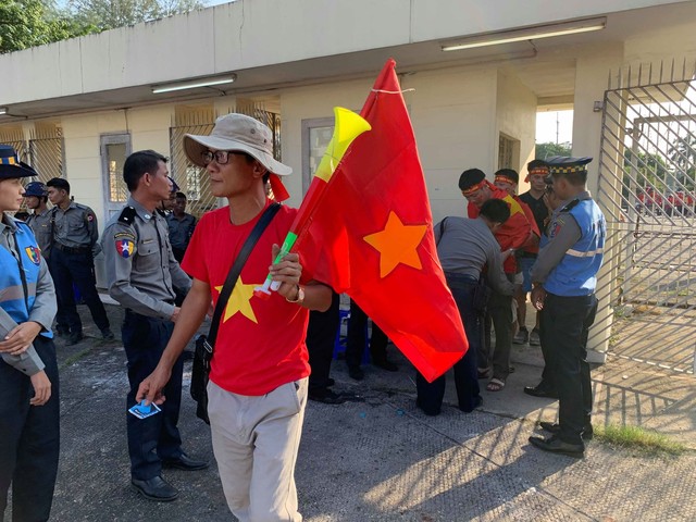 ẢNH: CĐV háo hức đến sân Thuwanna cổ vũ ĐT Việt Nam trận gặp ĐT Myanmar - Ảnh 1.