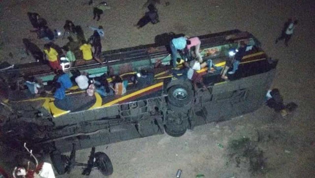 Ấn Độ: Xe khách rơi khỏi cầu, 61 người thương vong - Ảnh 1.
