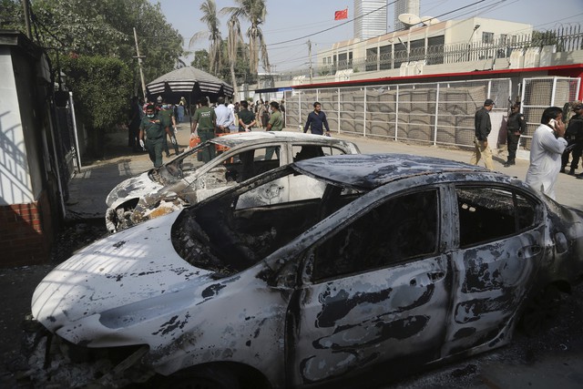 Lãnh sự quán Trung Quốc ở Pakistan bị tấn công, 2 cảnh sát thiệt mạng - Ảnh 1.