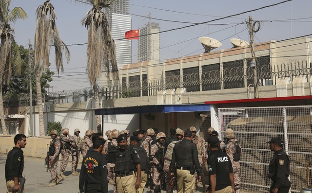 Lãnh sự quán Trung Quốc ở Pakistan bị tấn công, 2 cảnh sát thiệt mạng - Ảnh 2.