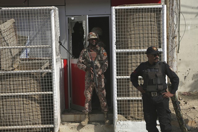 Lãnh sự quán Trung Quốc ở Pakistan bị tấn công, 2 cảnh sát thiệt mạng - Ảnh 3.