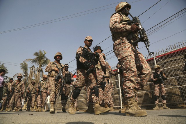 Lãnh sự quán Trung Quốc ở Pakistan bị tấn công, 2 cảnh sát thiệt mạng - Ảnh 8.