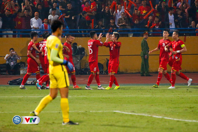 ẢNH: Toàn cảnh ĐT Việt Nam giành chiến thắng 3-0 trước ĐT Campuchia trên sân Hàng Đẫy - Ảnh 10.