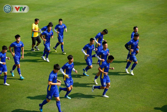 AFF Cup 2018: ĐT Việt Nam trở lại tập luyện, sẵn sàng cho trận bán kết gặp ĐT Philippines - Ảnh 3.