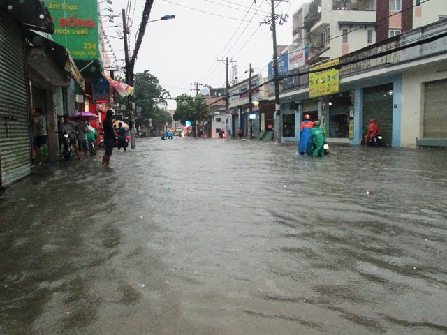 Ảnh hưởng bão số 9, người dân TP.HCM vật lộn với mưa ngập, học sinh nghỉ học ngày 26/11 - Ảnh 8.