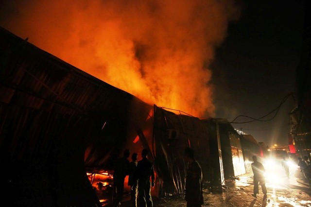Cháy lớn thiêu rụi garage ô tô tại Cầu Giấy, Hà Nội - Ảnh 4.