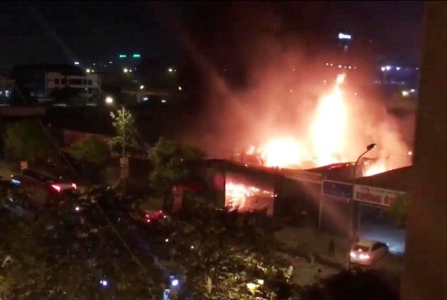 Cháy lớn thiêu rụi garage ô tô tại Cầu Giấy, Hà Nội - Ảnh 2.