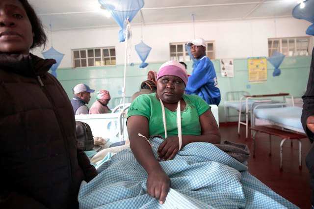 Tai nạn xe bus ở Zimbabwe, ít nhất 47 người thiệt mạng - Ảnh 2.