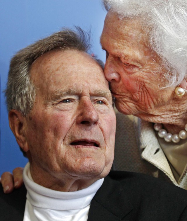 Cuộc đời oai hùng của George H.W. Bush: Từ phi công chiến đấu, Tổng thống Mỹ tới nhà từ thiện tỷ đô - Ảnh 4.