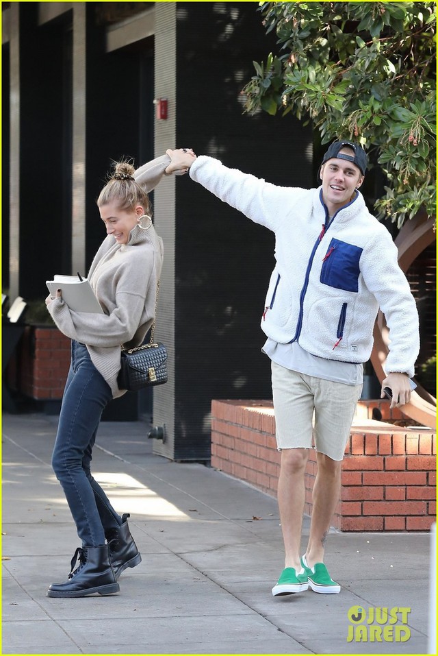 Cute, Justin Bieber dancing with his wife on the street - Photo 1.