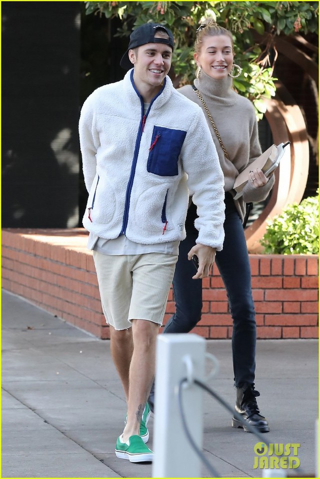 Cute, Justin Bieber dancing with his wife on the street - Photo 3.