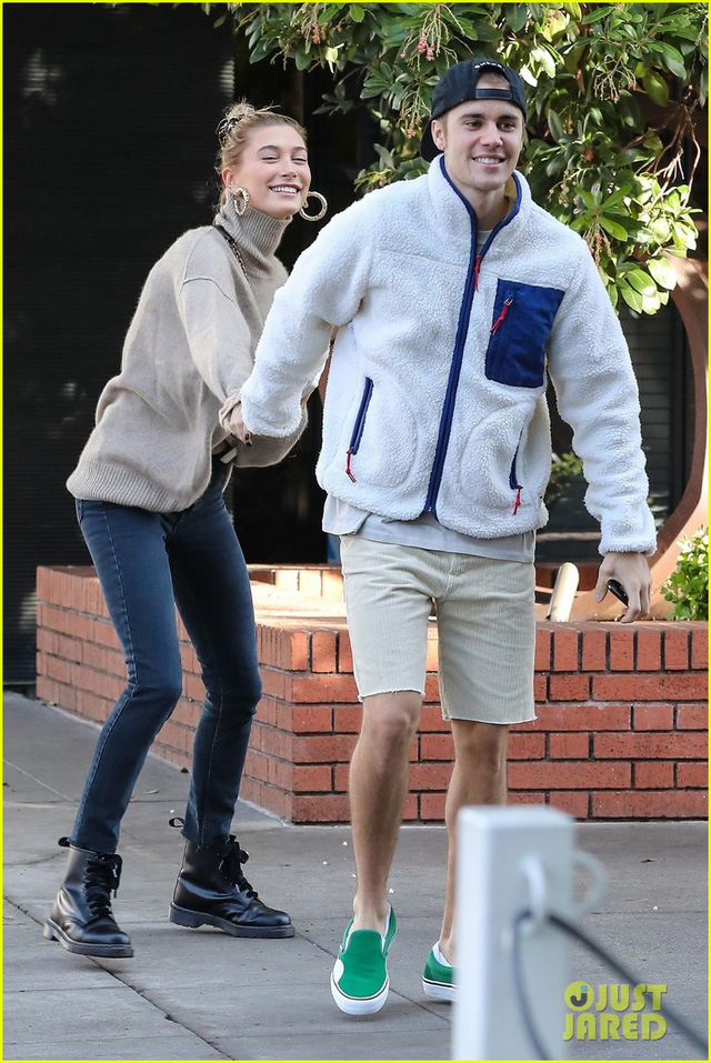 Cute, Justin Bieber dancing with his wife on the street - Photo 4.