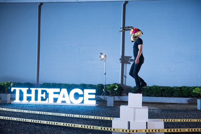 The Face Vietnam 2018 - Tập 9: Top 9 đeo mặt nạ sải bước catwalk trên sỏi, đá - Ảnh 2.