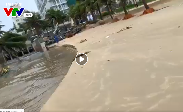 Mưa lớn kéo dài, bờ biển Đà Nẵng đang sạt lở nặng - Ảnh 4.