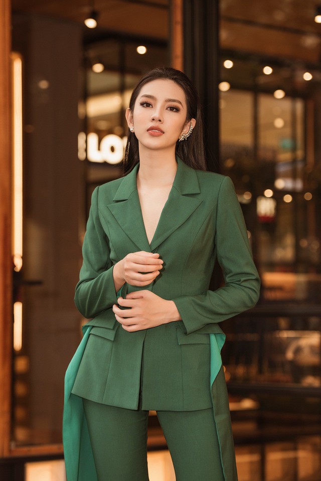 Người đẹp nhân ái Thùy Tiên khoe vẻ thời thượng với bộ suit xanh lá - Ảnh 1.