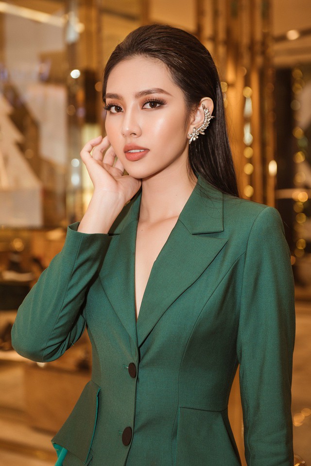 Người đẹp nhân ái Thùy Tiên khoe vẻ thời thượng với bộ suit xanh lá - Ảnh 4.