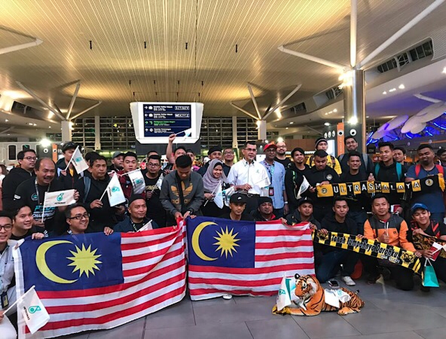 CĐV Malaysia đổ bộ đến Hà Nội trước trận chung kết lượt về AFF Cup - Ảnh 1.
