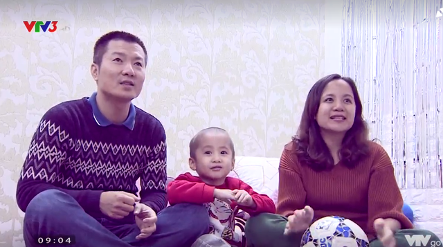 Trước giờ ra sân, các cầu thủ Việt Nam mang điều ước đến cho cậu bé 4 tuổi bị u não - Ảnh 3.