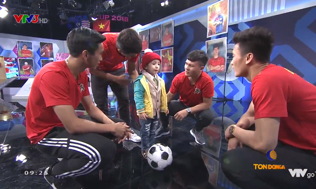 Trước giờ ra sân, các cầu thủ Việt Nam mang điều ước đến cho cậu bé 4 tuổi bị u não - Ảnh 5.
