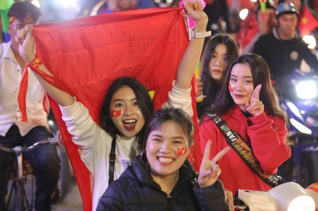 Sung sướng tột cùng, người dân đổ ra đường ăn mừng chức vô địch AFF Cup 2018 - Ảnh 6.