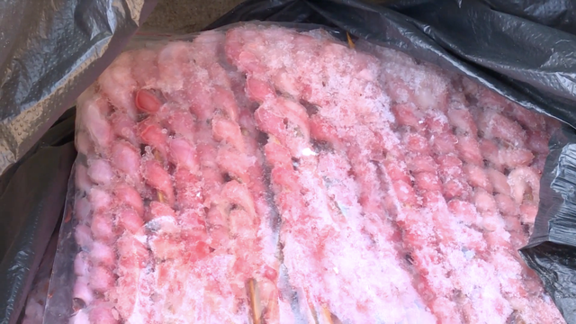 Tiêu hủy hơn 100 kg thịt vịt nhập lậu đang phân hủy - Ảnh 2.