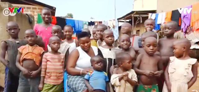 Người mẹ của 44 người con ở Uganda - Ảnh 1.