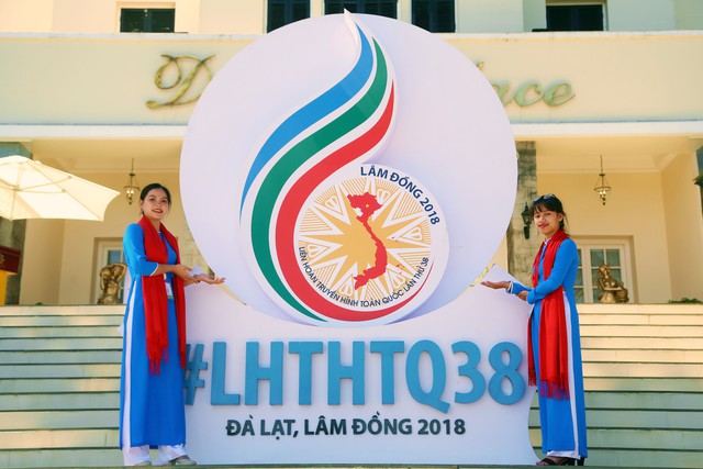 Dàn tình nguyện viên LHTHTQ 38 nổi bật trong trang phục áo dài - Ảnh 7.