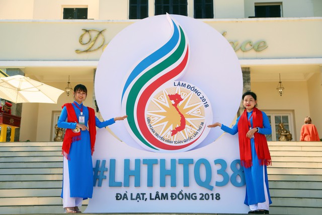 Dàn tình nguyện viên LHTHTQ 38 nổi bật trong trang phục áo dài - Ảnh 6.