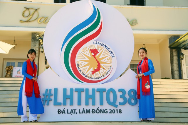 Dàn tình nguyện viên LHTHTQ 38 nổi bật trong trang phục áo dài - Ảnh 5.