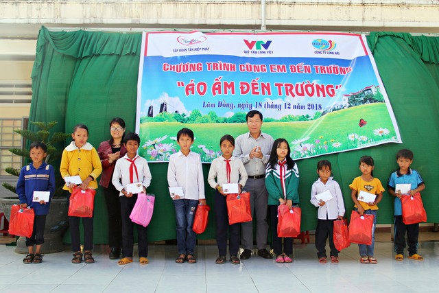 LHTHTQ 38: Quỹ Tấm lòng Việt trao tặng học bổng và quà cho học sinh có hoàn cảnh khó khăn huyện Đam Rông - Ảnh 1.