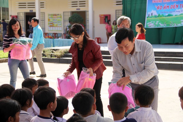 LHTHTQ 38: Quỹ Tấm lòng Việt trao tặng học bổng và quà cho học sinh có hoàn cảnh khó khăn huyện Đam Rông - Ảnh 16.