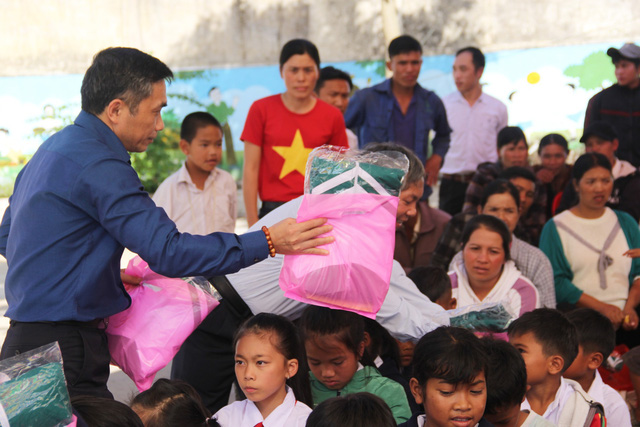 LHTHTQ 38: Quỹ Tấm lòng Việt trao tặng học bổng và quà cho học sinh có hoàn cảnh khó khăn huyện Đam Rông - Ảnh 17.