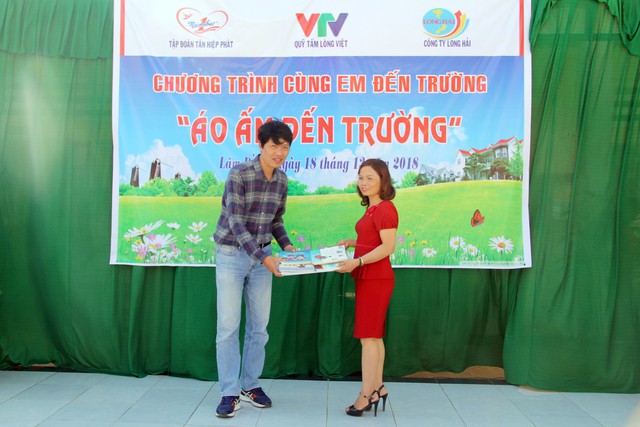 LHTHTQ 38: Quỹ Tấm lòng Việt trao tặng học bổng và quà cho học sinh có hoàn cảnh khó khăn huyện Đam Rông - Ảnh 3.