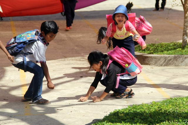 LHTHTQ 38: Quỹ Tấm lòng Việt trao tặng học bổng và quà cho học sinh có hoàn cảnh khó khăn huyện Đam Rông - Ảnh 6.