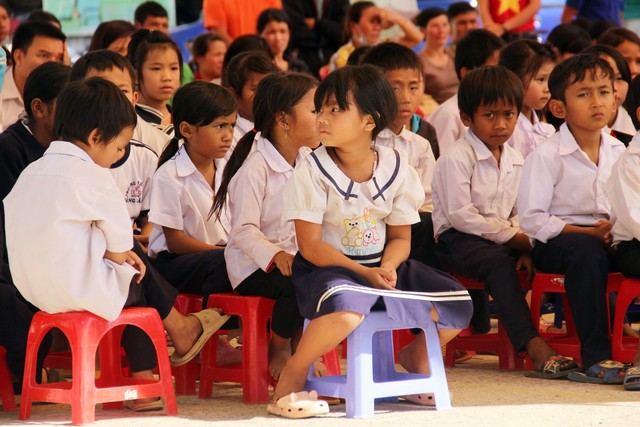 LHTHTQ 38: Quỹ Tấm lòng Việt trao tặng học bổng và quà cho học sinh có hoàn cảnh khó khăn huyện Đam Rông - Ảnh 10.