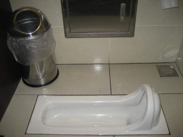 Những nguyên tắc “lạ” khi sử dụng nhà vệ sinh công cộng trên thế giới - Ảnh 2.