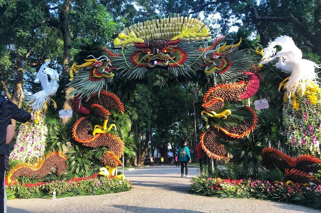 Mãn nhãn tác phẩm hình rồng “khổng lồ” được tạo từ 1,2 tấn hoa quả ở Hà Nội - Ảnh 1.