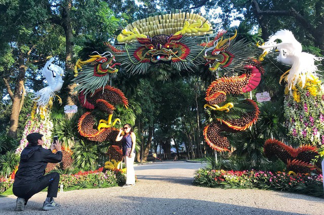 Mãn nhãn tác phẩm hình rồng “khổng lồ” được tạo từ 1,2 tấn hoa quả ở Hà Nội - Ảnh 4.