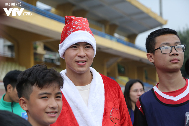 Duy Mạnh, Đức Huy, Thành Chung hóa ông già Noel tặng quà trẻ em trên sân Hàng Đẫy - Ảnh 6.