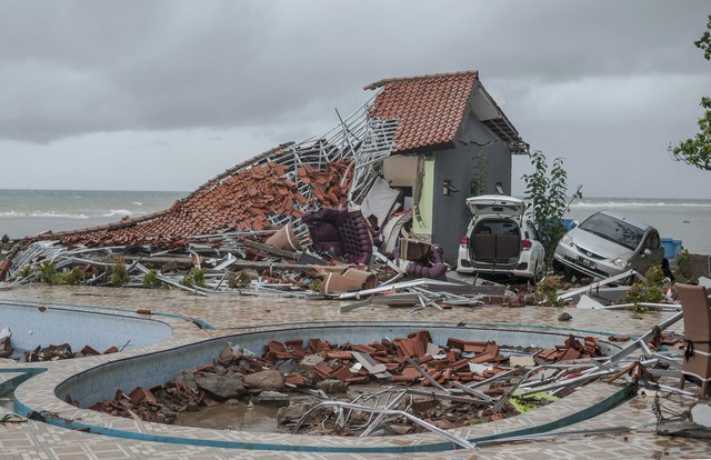 Indonesia: Số người thiệt mạng do sóng thần tăng lên 373 người - Ảnh 6.