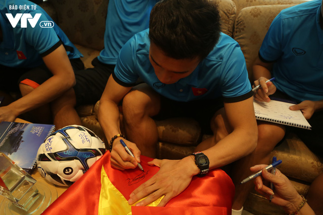 Đội tuyển bóng đá Việt Nam gửi tinh thần chiến thắng tới đảo Trường Sa - Ảnh 8.