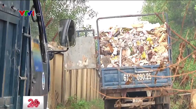 Bắt quả tang 7 xe tải đổ thải trộm ra môi trường tại Đồng Nai - Ảnh 1.