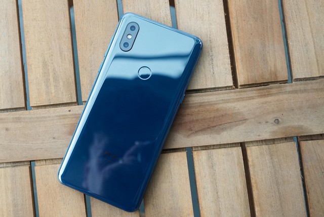 Smartphone trượt đầu tiên của Xiaomi bán tại Việt Nam với giá 12,9 triệu đồng - Ảnh 1.