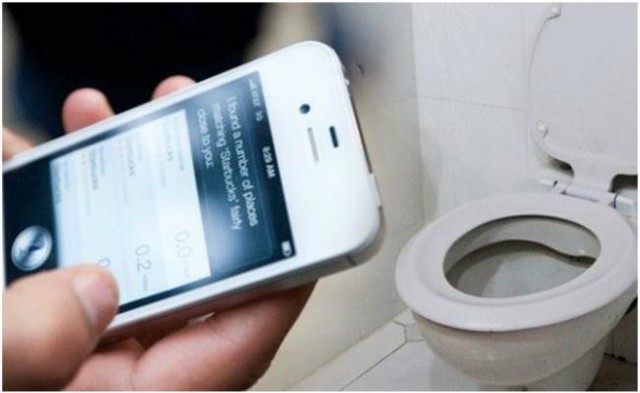 Điện thoại bẩn gấp 7 lần… bồn cầu vệ sinh - Ảnh 2.