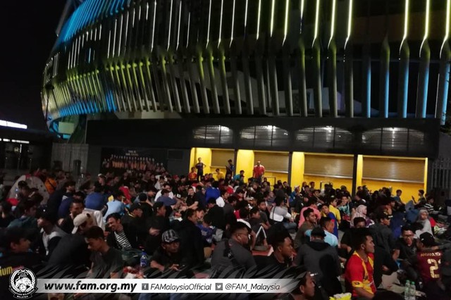 ẢNH: Hàng chục nghìn người hâm mộ Malaysia xếp hàng xuyên đêm chờ mua vé chung kết AFF Cup 2018 - Ảnh 12.
