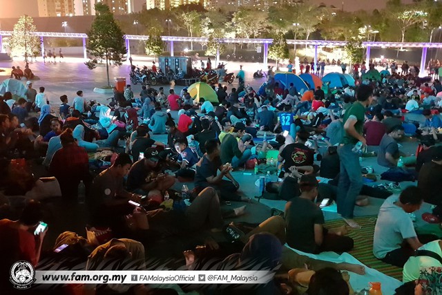 ẢNH: Hàng chục nghìn người hâm mộ Malaysia xếp hàng xuyên đêm chờ mua vé chung kết AFF Cup 2018 - Ảnh 8.