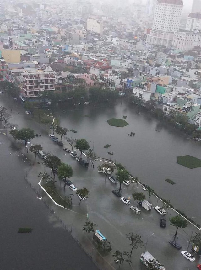 Mưa lớn, nhiều tuyến đường tại Đà Nẵng ngập sâu - Ảnh 10.