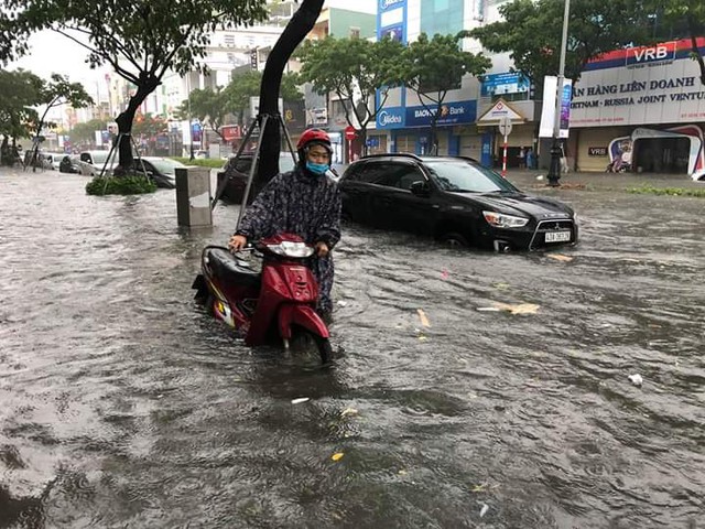 Mưa lớn, nhiều tuyến đường tại Đà Nẵng ngập sâu - Ảnh 1.