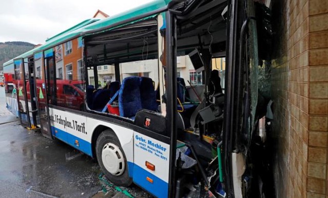 Tai nạn xe bus tại Đức, ít nhất 48 học sinh bị thương - Ảnh 3.