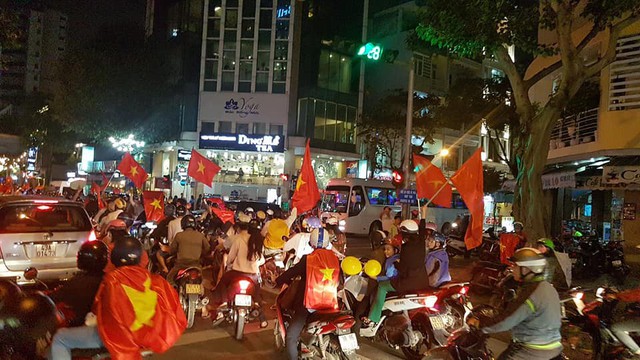 Rừng cờ hoa trên đường phố mừng kỳ tích của U23 Việt Nam - Ảnh 4.